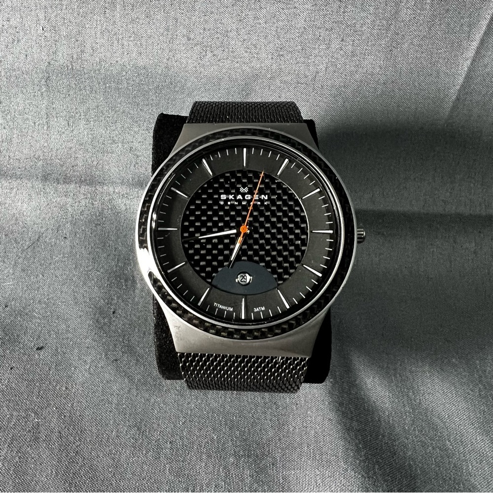 Vintage carbon Skagen Black Mesh Strap Watch